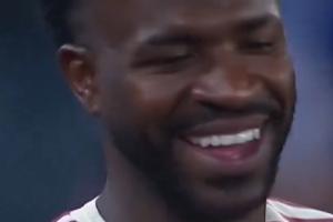 超大号奖杯！维尼修斯看奖杯一直笑，巴尔韦德本想举杯合照又放下